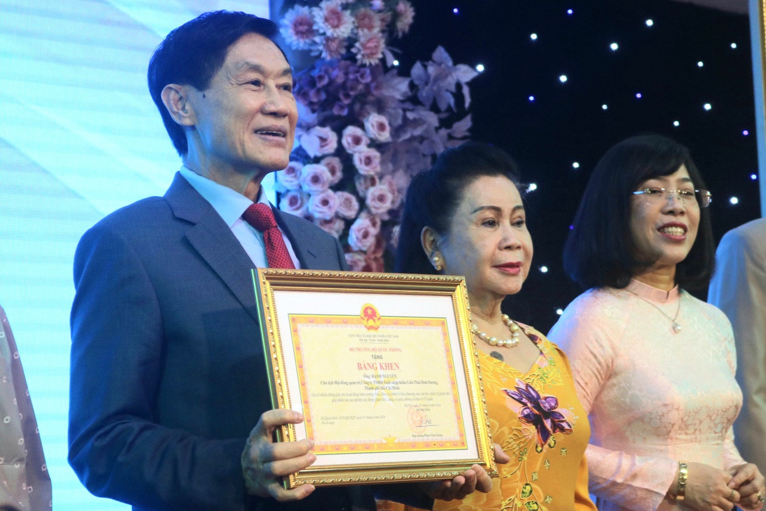Doanh nhân Johnathan Hạnh Nguyễn nhận Bằng khen của Bộ Quốc phòng Hành trình 10 năm vì Hoàng Sa - Trường Sa thân yêu -0