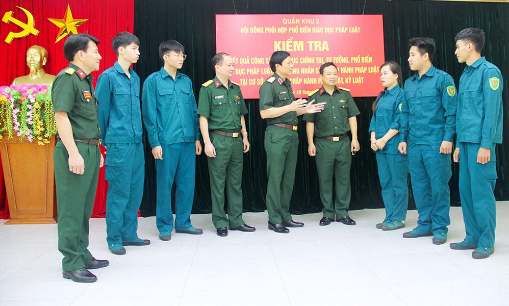 Thiếu tướng Nguyễn Hồng Thái, Phó Chính ủy Quân khu 2 trao đổi cùng cán bộ, chiến sĩ Ban CHQS huyện Yên Lạc. Ảnh: Bộ CHQS tỉnh Vĩnh Phúc