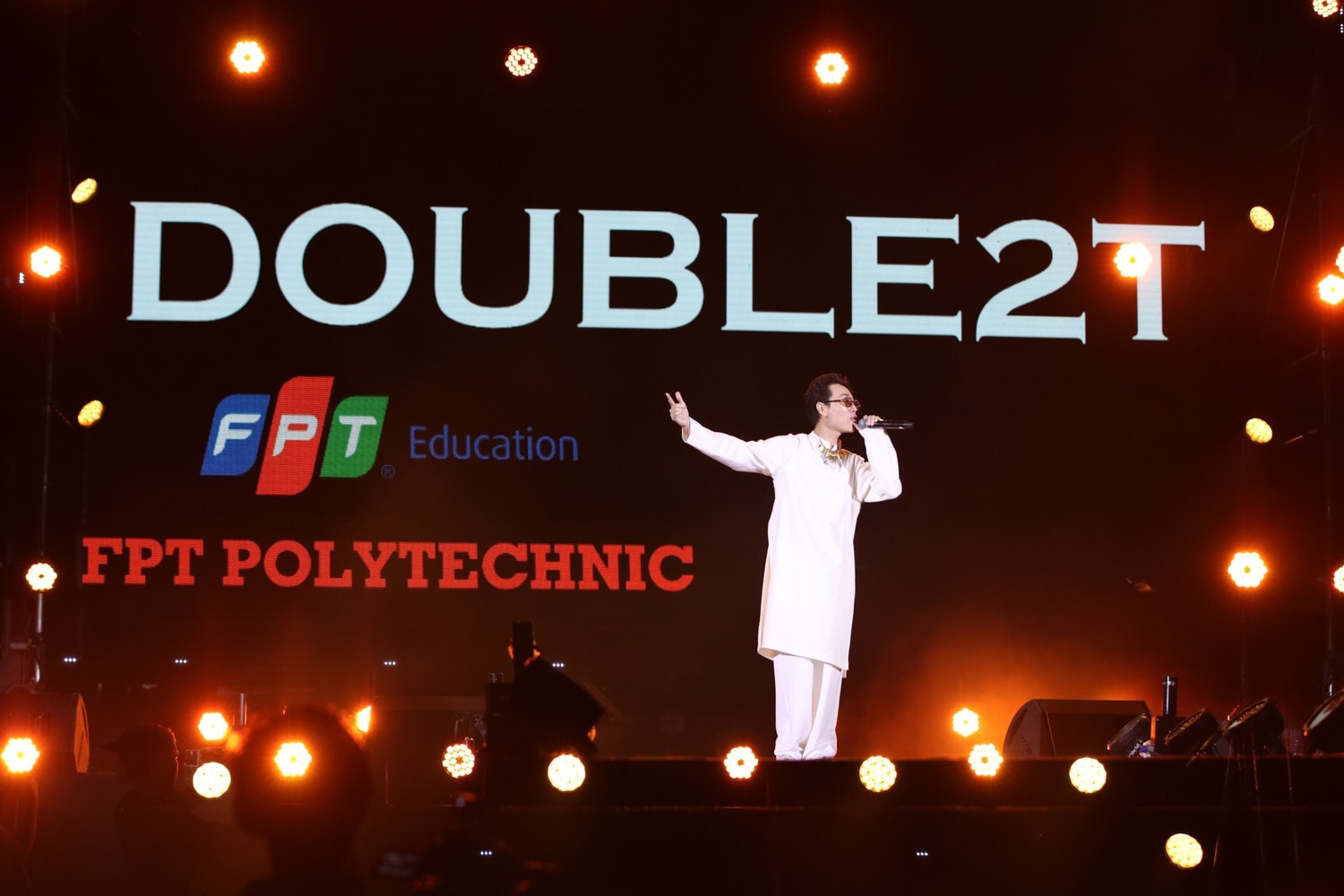 Bùng nổ cảm xúc tại đêm nhạc hội chào tân sinh viên Trường Cao đẳng FPT Polytechnic Cần Thơ -0