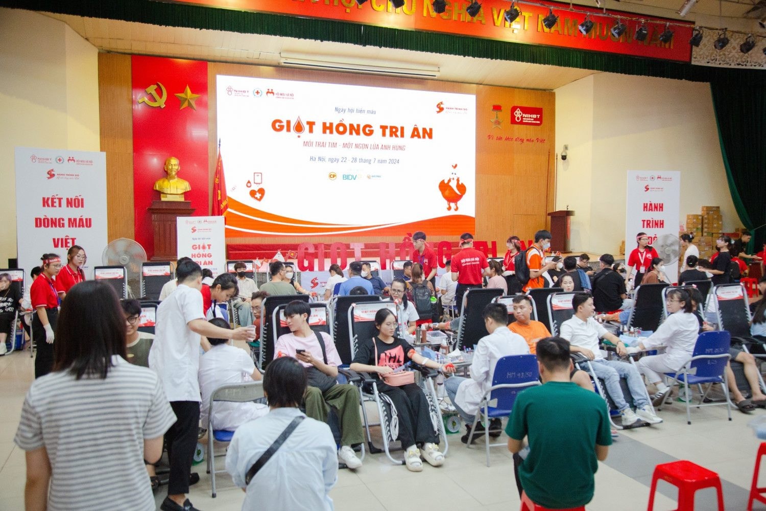 Chương trình Giọt hồng tri ân thu hút đông đảo người dân tới hiến máu tình nguyện. Ảnh: Viện Huyết học - Truyền máu Trung ương
