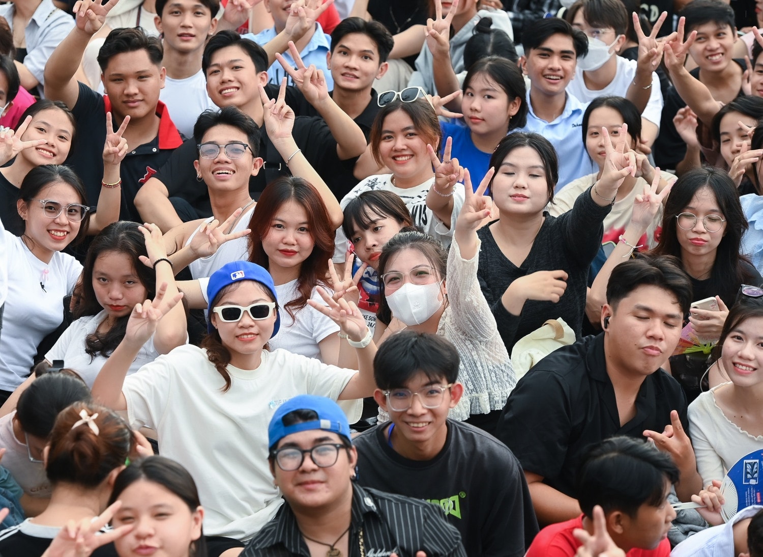 Bùng nổ cảm xúc tại đêm nhạc hội chào tân sinh viên Trường Cao đẳng FPT Polytechnic cơ sở Cần Thơ -0