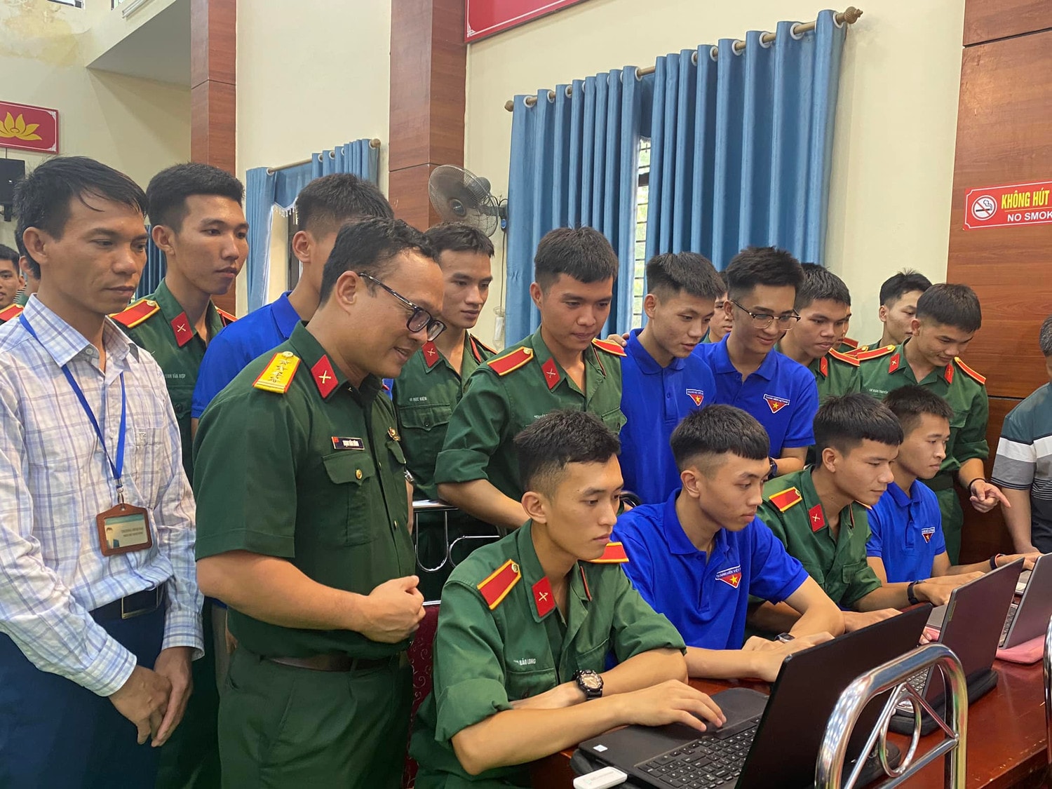 Các học viên, nhân viên, chiến sĩ Tiểu đoàn 6, Trường Sĩ quan Chính trị tham gia Cuộc thi trực tuyến “Tìm hiểu kiến thức pháp luật trên báo Quân đội nhân dân
