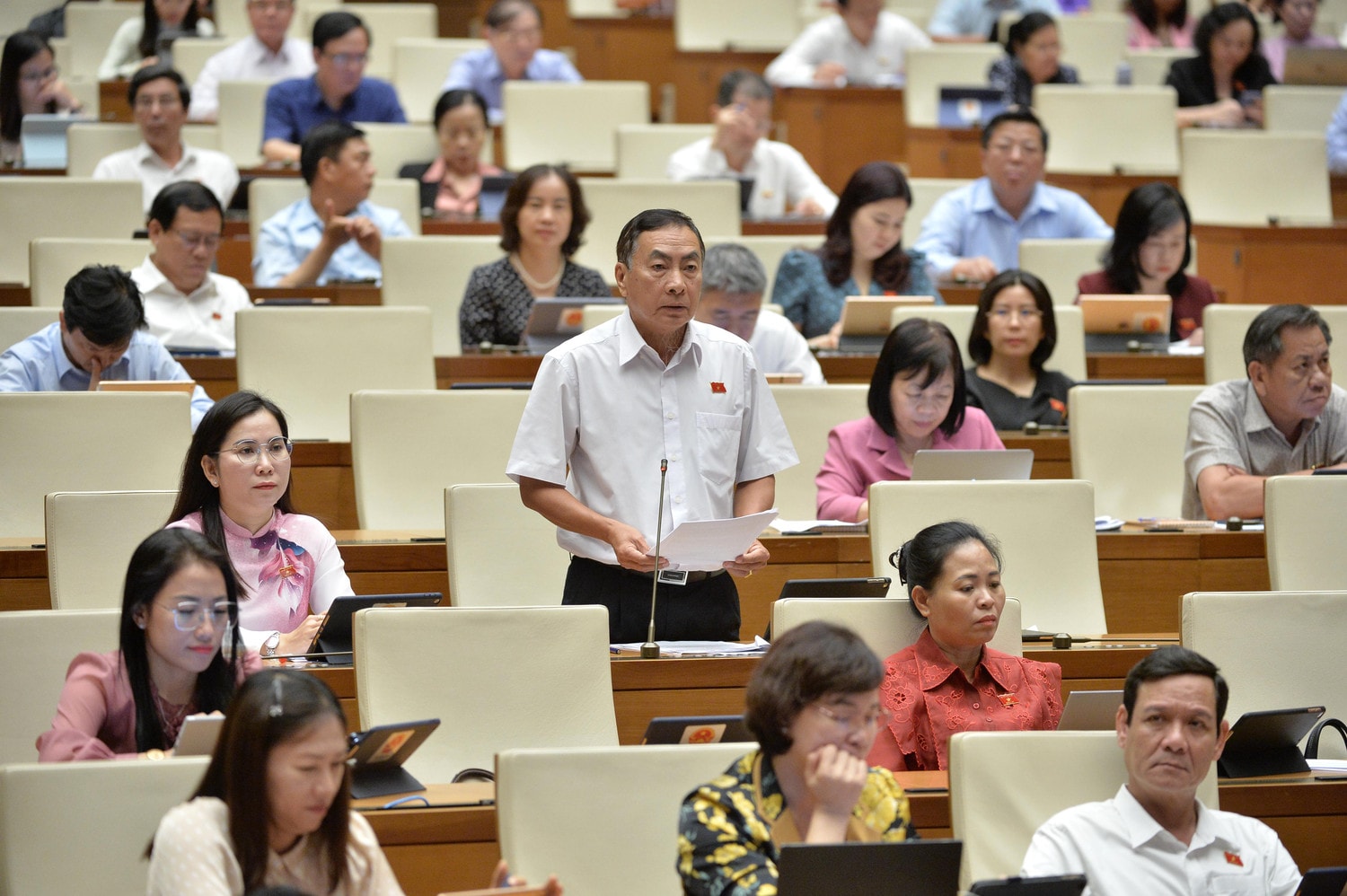 Đại biểu Quốc hội Phạm Văn Hòa (Đồng Tháp) phát biểu. Ảnh: Hồ Long