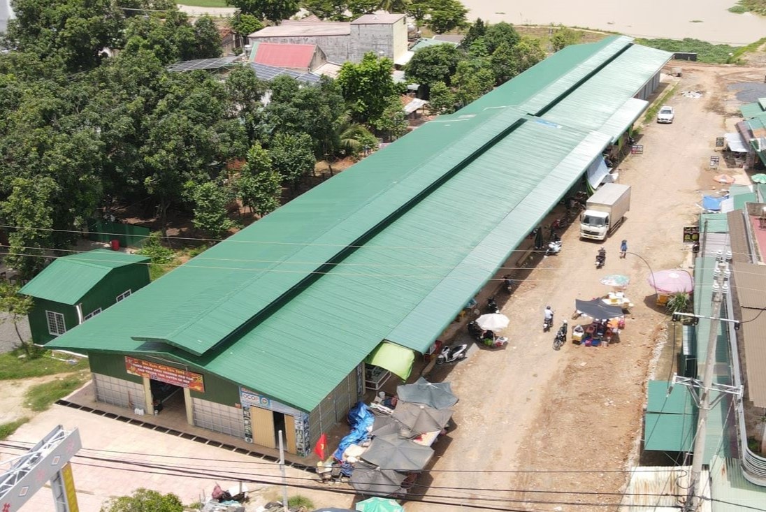 Hiện hàng chục tiểu thương bị ảnh hưởng đang được bố trí kinh doanh trong khu chợ tạm Tiểu thương kêu cứu vì chợ huyện cháy hơn 1 năm chưa rõ nguyên nhân -0