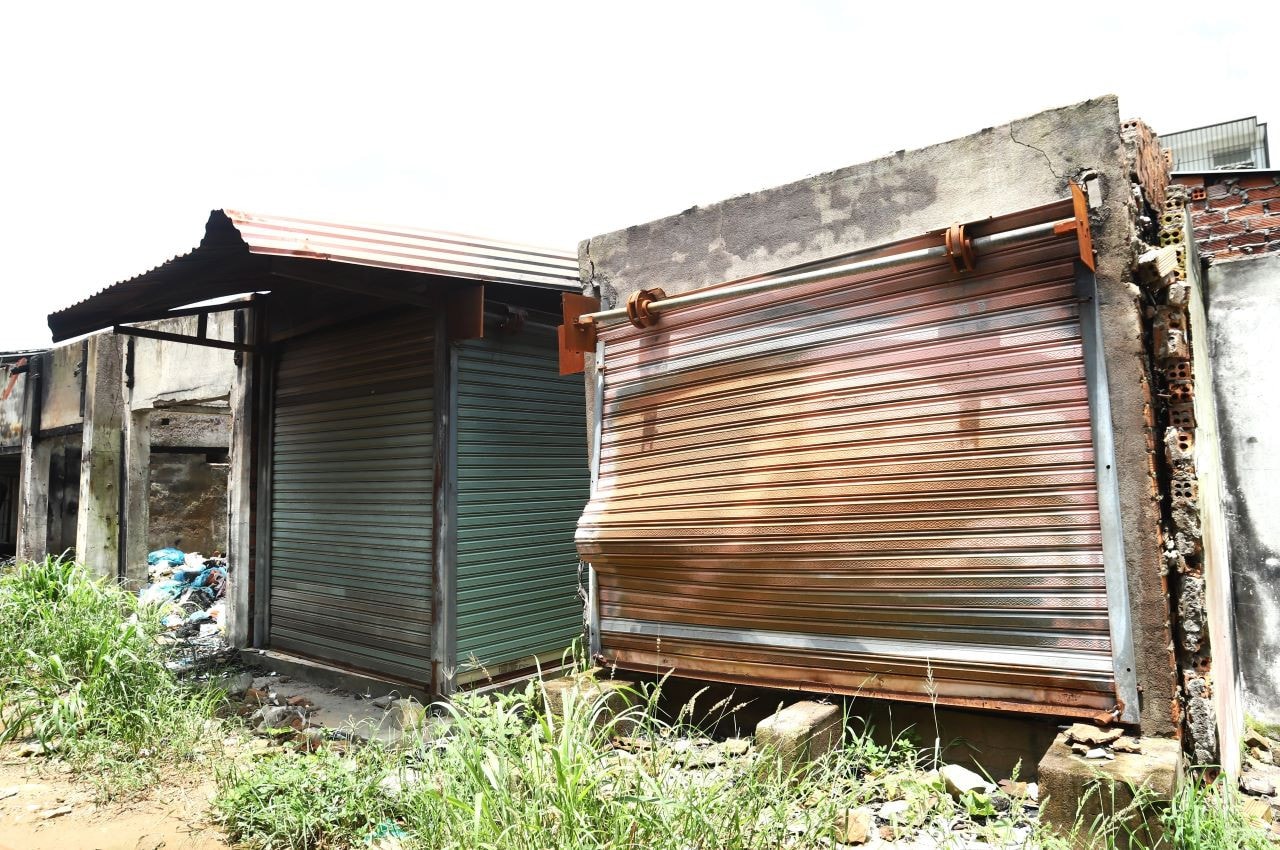 Các ki-ot tại khu chợ lồng bị thiêu rụi, hoang tàn Tiểu thương kêu cứu vì chợ huyện cháy hơn 1 năm chưa rõ nguyên nhân -0