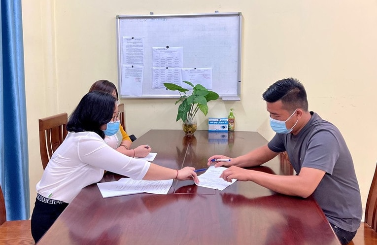 Trợ giúp viên pháp lý của Trung tâm TGPL Nhà nước tỉnh Vĩnh Phúc thụ lý vụ việc cần trợ giúp của người dân. Nguồn: ITN