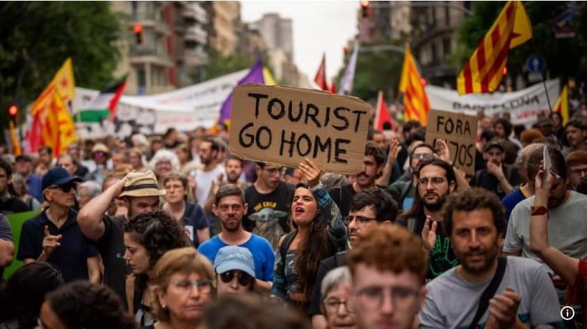 Người dân xuống đường biểu tình phản đối du lịch tại thành phố Barcelona, Tây Ban Nha. Ảnh: AP news