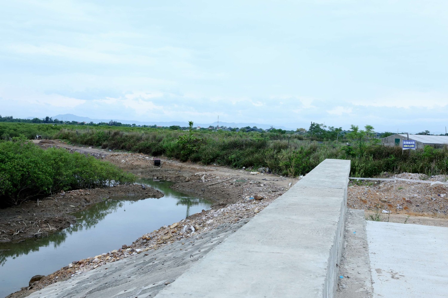 Hiện dự án đang vướng 700m đất của các hộ dân nuôi tôm chưa thể giải phóng mặt bằng Dự án đê hơn 180 tỷ “tắc nghẽn” vì vướng mặt bằng -0
