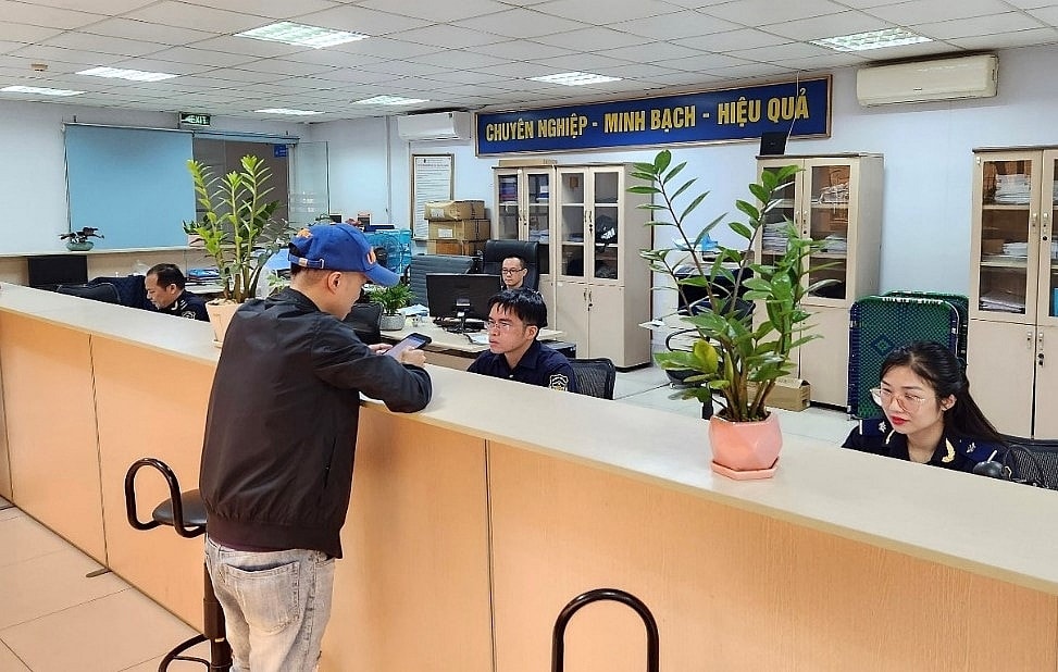 Cán bộ, công chức Đội Nghiệp vụ Hải quan Yên Bình, Chi cục Hải quan Thái Nguyên tiếp nhận và xử lý tờ khai hải quan. Ảnh: Tổng cục Hải quan