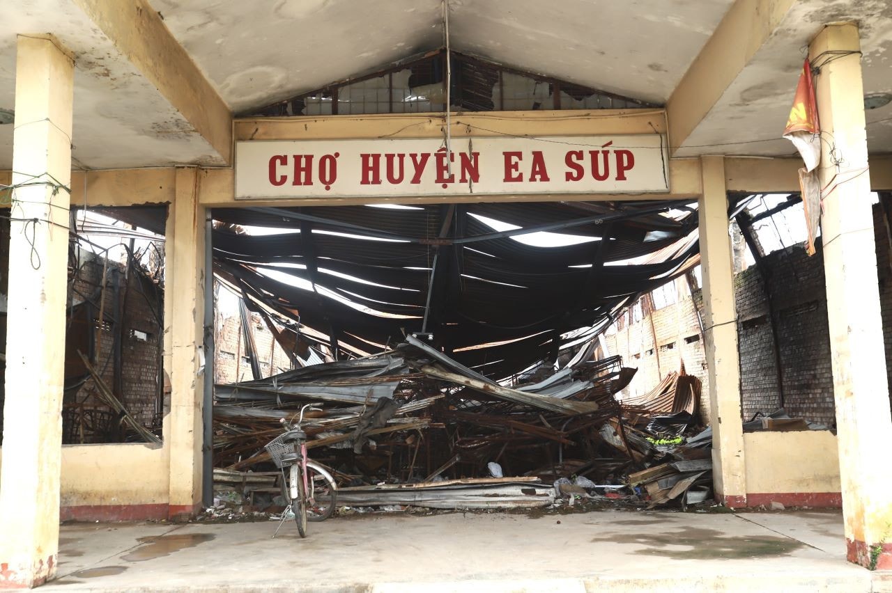 Đắk Lắk: Tiểu thương kêu cứu vì chợ huyện cháy hơn 1 năm chưa rõ nguyên nhân ảnh 2 Tiểu thương kêu cứu vì chợ huyện cháy hơn 1 năm chưa rõ nguyên nhân -0