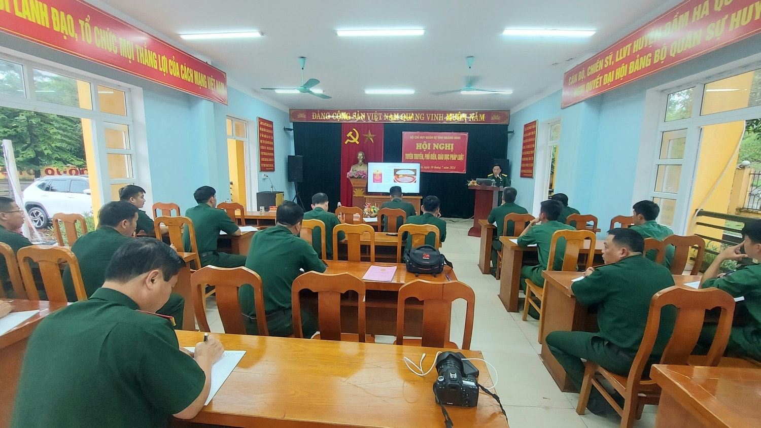 Bộ CHQS tỉnh tổ chức tuyên truyền, phổ biến, giáo dục pháp luật cho 100% cán bộ, chiến sĩ Ban CHQS huyện Đầm Hà. Ảnh: Bộ CHQS tỉnh Quảng Ninh