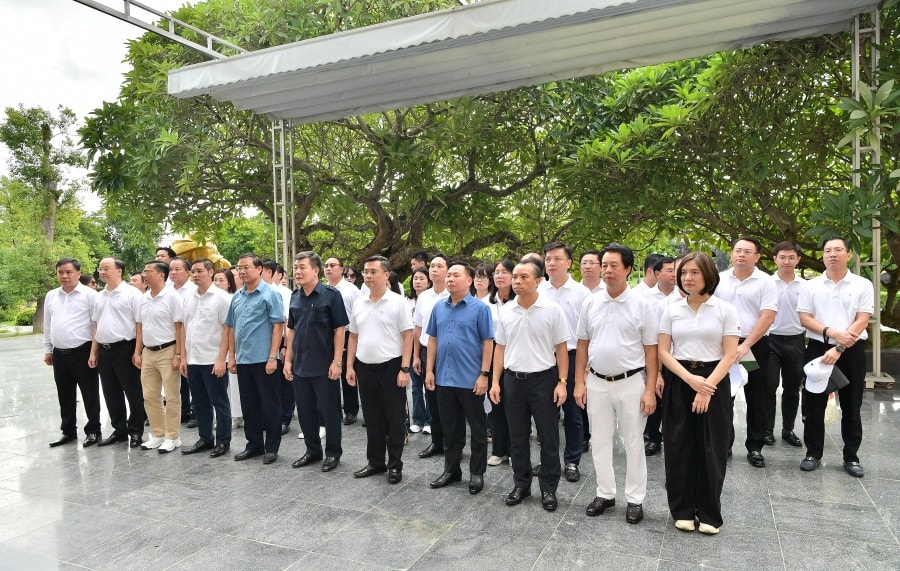 Đoàn công tác Đảng bộ Vietcombank dâng hương tại Nghĩa trang Liệt sĩ Điện Biên Phủ. Ảnh: VCB