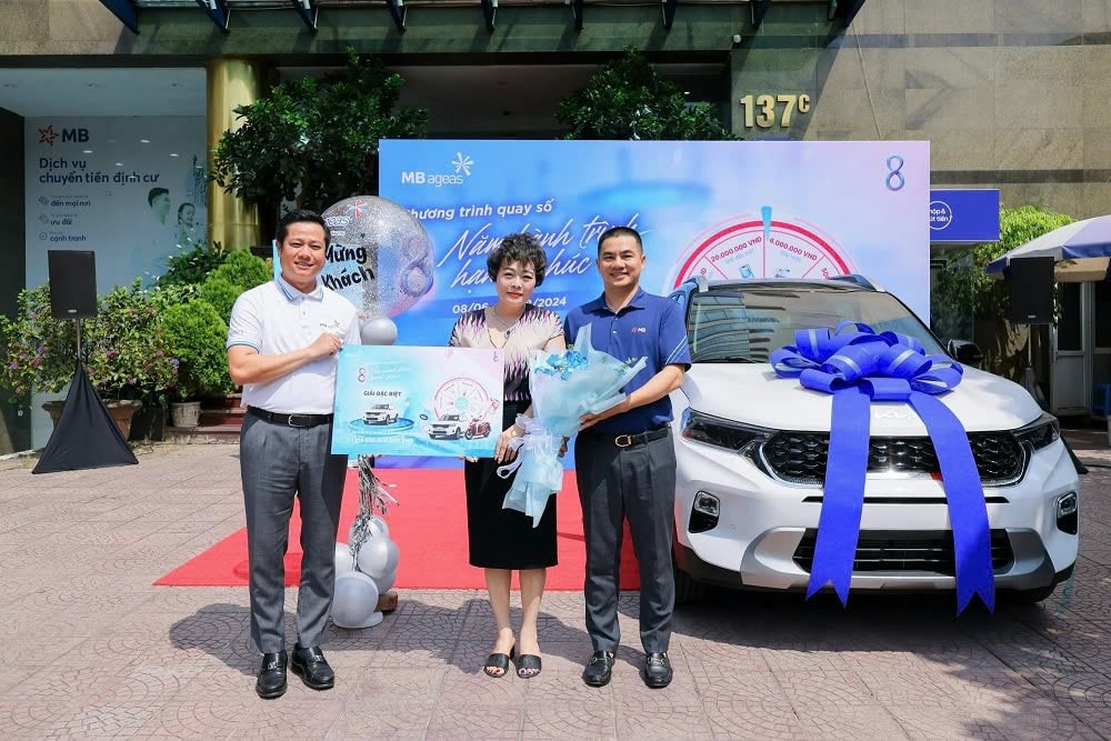 Chiếc ô tô đầu tiên “có chủ”, gần 30.000 quà tặng đã được trao trong chương trình quay số của MB Ageas Life -0