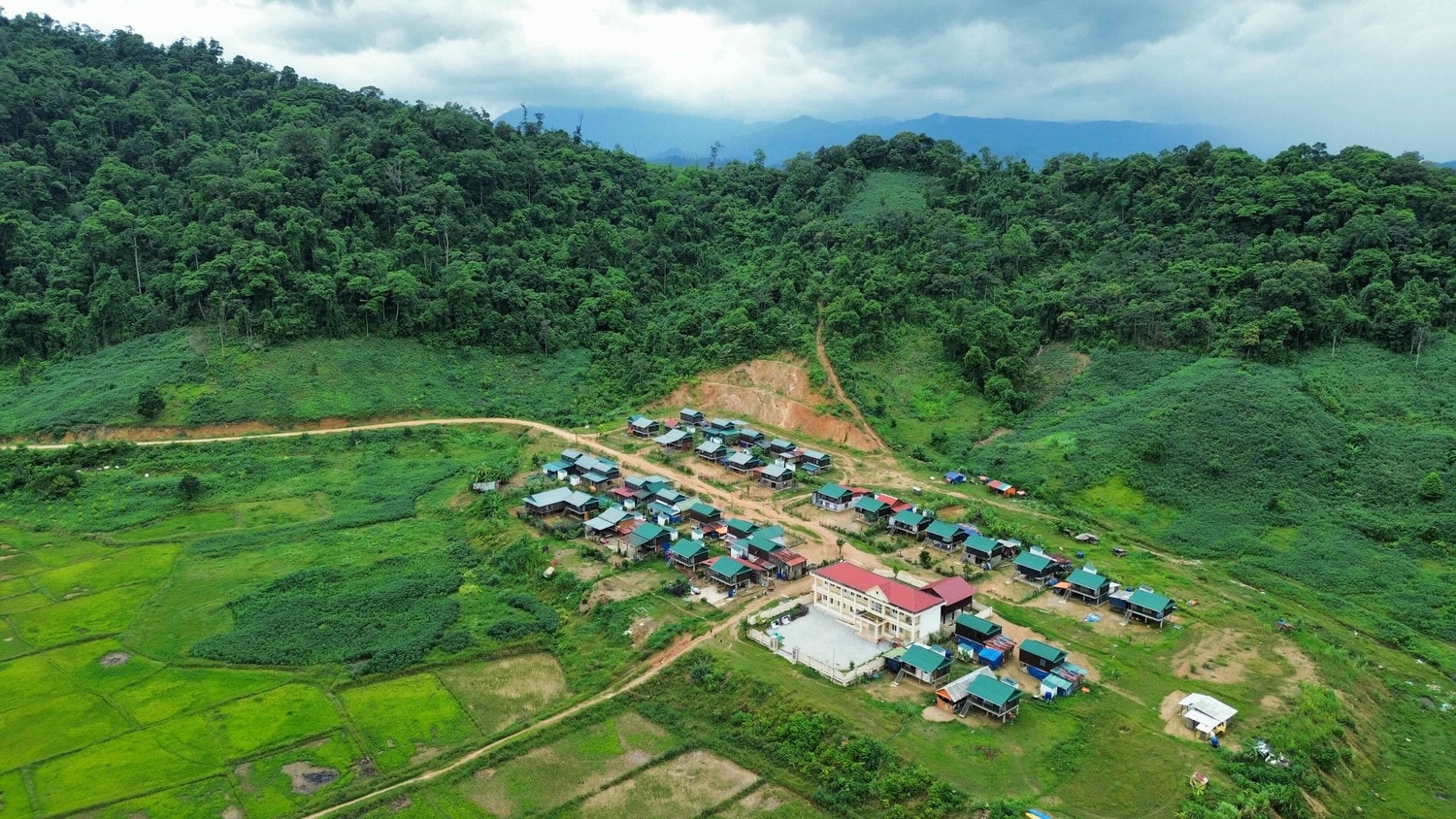 Quảng Bình tìm giải pháp kéo điện cho người dân miền núi -0