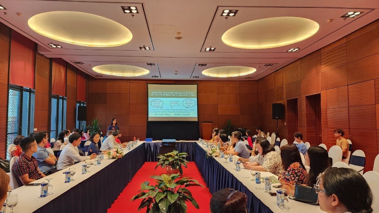 Chung tay mang sách giáo khoa đến với học sinh khuyết tật nhìn -0