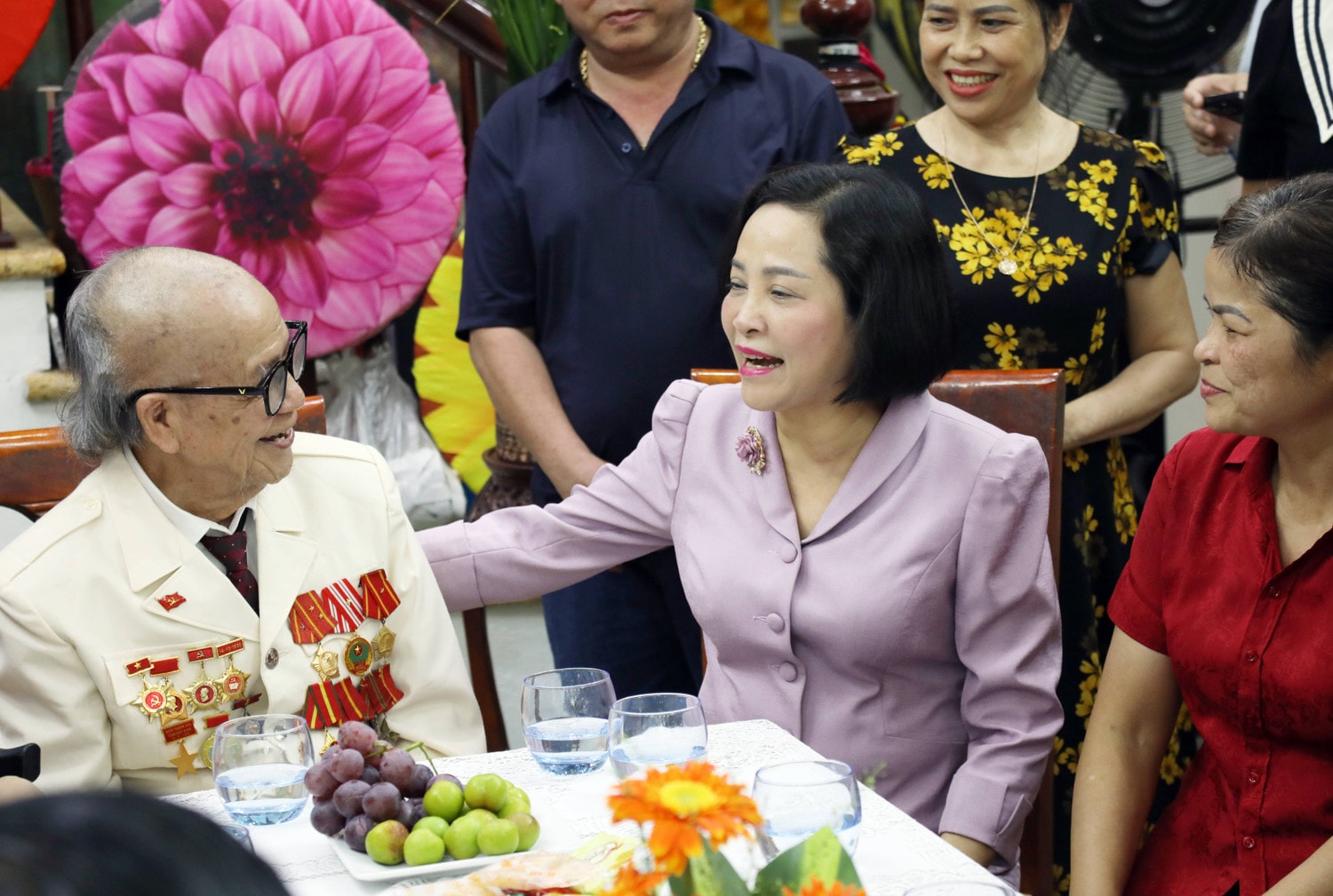 Phó Chủ tịch Quốc hội Nguyễn Thị Thanh thăm, tặng quà ông Vũ Quang – cán bộ tiền khởi nghĩa Phó Chủ tịch Quốc hội Nguyễn Thị Thanh dự Lễ kỷ niệm 70 năm Ngày giải phóng thành phố Bắc Ninh -0