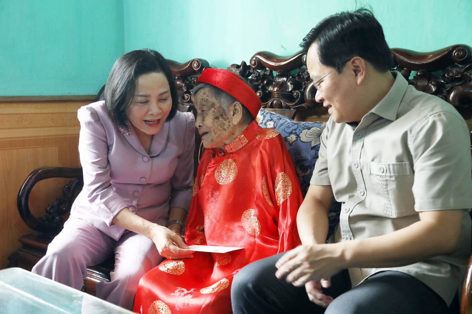 Phó Chủ tịch Quốc hội Nguyễn Thị Thanh thăm, tặng quà Mẹ Việt nam Anh hùng Nguyễn Thị Ngần Phó Chủ tịch Quốc hội Nguyễn Thị Thanh dự Lễ kỷ niệm 70 năm Ngày giải phóng thành phố Bắc Ninh -0