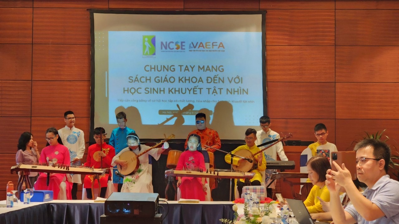 Chung tay mang sách giáo khoa đến với học sinh khuyết tật nhìn -0