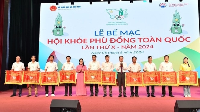 Ban Chỉ đạo, Ban Tổ chức trao cờ lưu niệm cho 10 đơn vị có thành tích xuất sắc nhất tại Hội khỏe Phù Đổng toàn quốc lần thứ X Ban Chỉ đạo, Ban Tổ chức trao cờ lưu niệm cho 10 đơn vị có thành tích xuất sắc nhất tại Hội khỏe Phù Đổng toàn quốc lần thứ X
