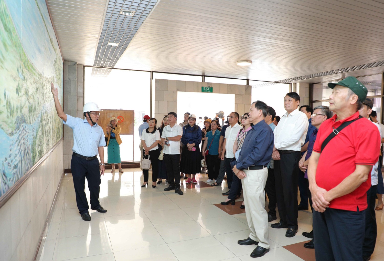 Phó Giám đốc Công ty Thủy điện Trị An Nguyễn Hữu Khánh Ngọc giới thiệu về Nhà máy Thủy điện Trị An tới các đại biểu Đoàn khảo sát thực tế tại Nhà máy thủy điện Trị An và Khu ủy miền Đông Nam bộ