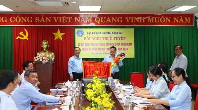 Trao Cờ thi đua của BHXH Việt Nam cho BHXH huyện Vĩnh Cửu. Nguồn: BHXH tỉnh Đồng Nai