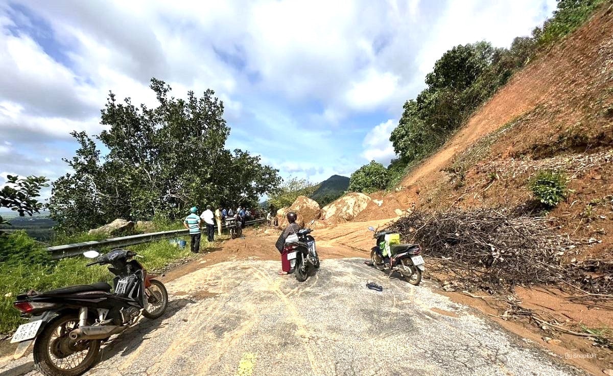 Bình Thuận: Sạt lở đèo Tà Pứa giao thông bị gián đoạn -0