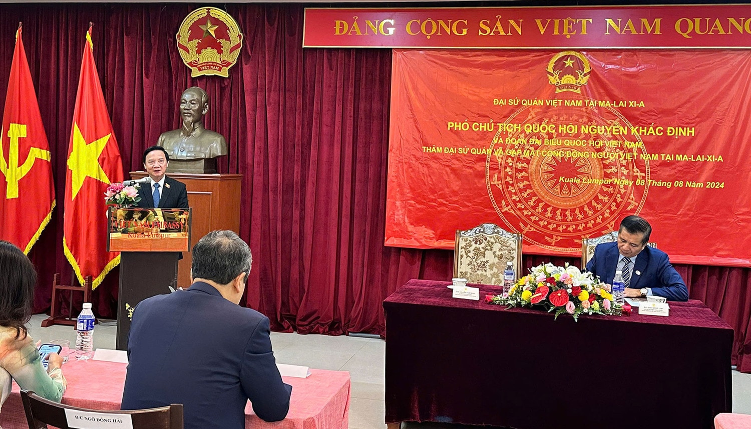 Phó Chủ tịch Quốc hội Nguyễn Khắc Định thăm Đại sứ quán, gặp mặt đại diện cộng đồng người Việt Nam tại Malaysia -0