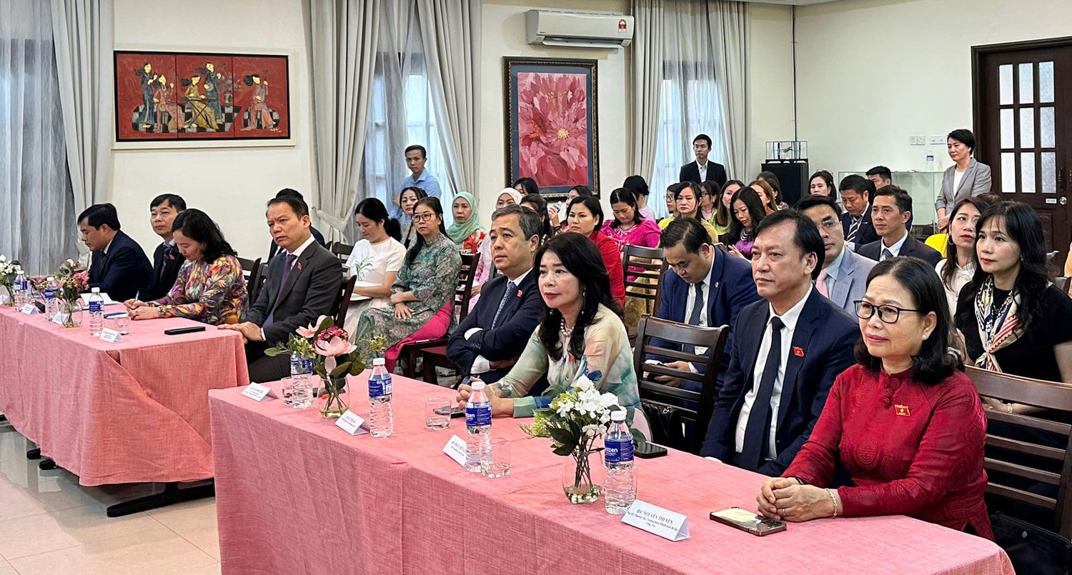 Phó Chủ tịch Quốc hội Nguyễn Khắc Định thăm Đại sứ quán, gặp mặt đại diện cộng đồng người Việt Nam tại Malaysia -0