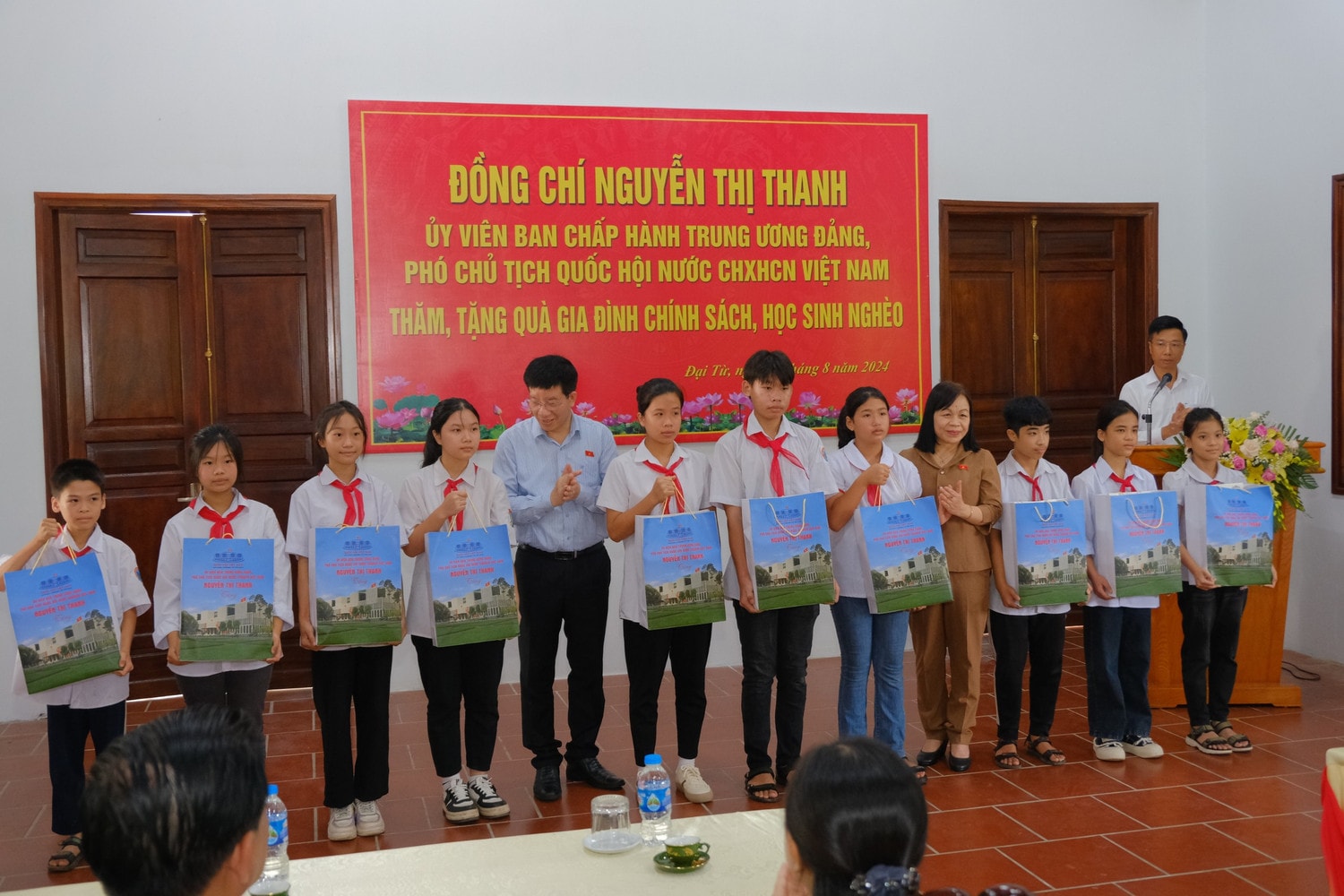 Đoàn công tác tặng quà cho các học sinh có hoàn cảnh khó khăn