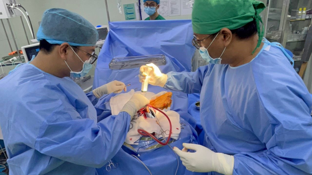 Cứu sống bé gái mang cả chiếc kéo xuyên sọ vào phòng mổ -0