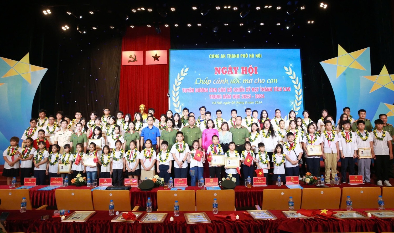 Công an Hà Nội tuyên dương con em cán bộ chiến sỹ đạt thành tích cao trong học tập -0