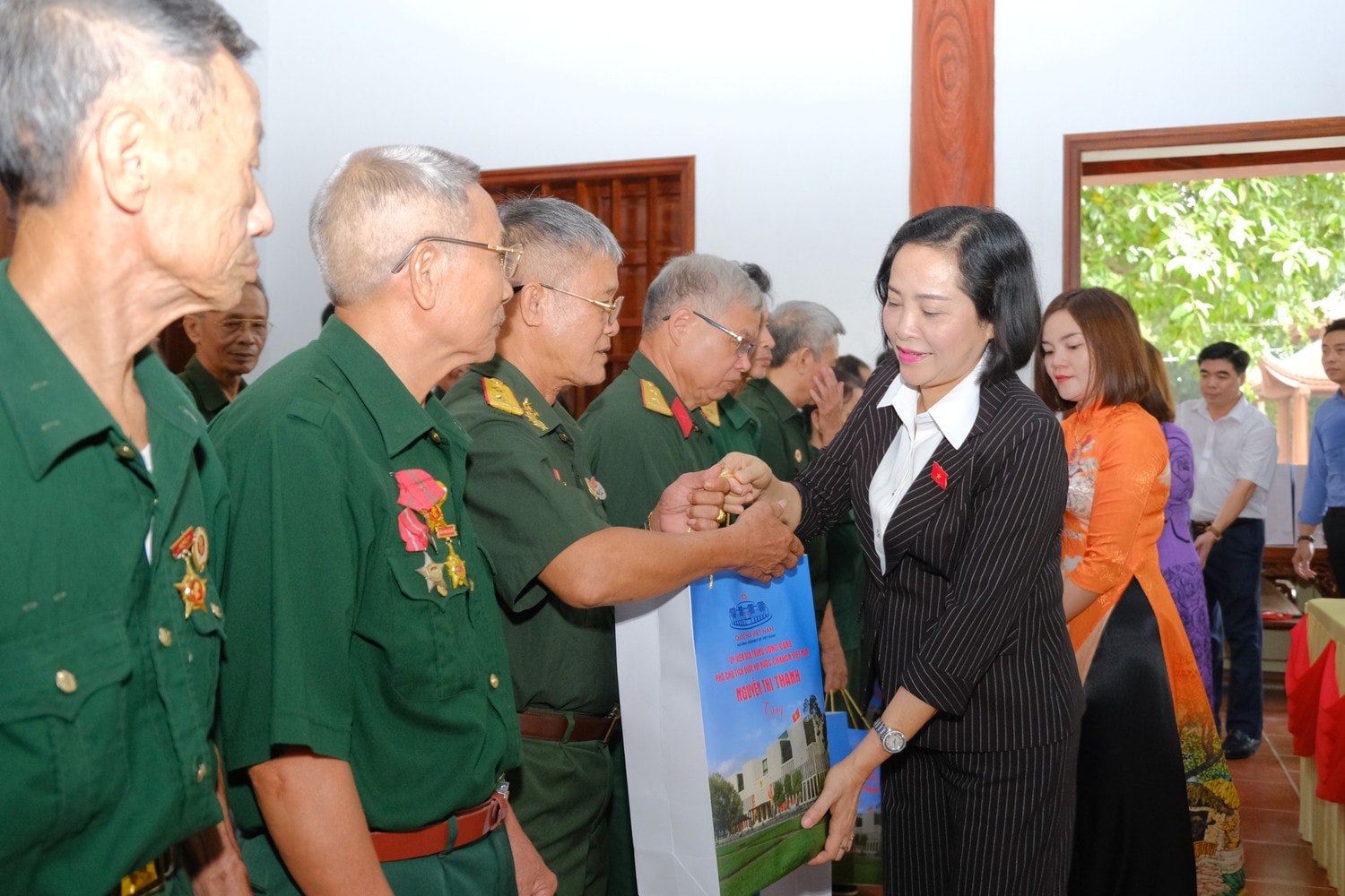 Phó Chủ tịch Quốc hội Nguyễn Thị Thanh tặng quà cho các hộ gia đình chính sách