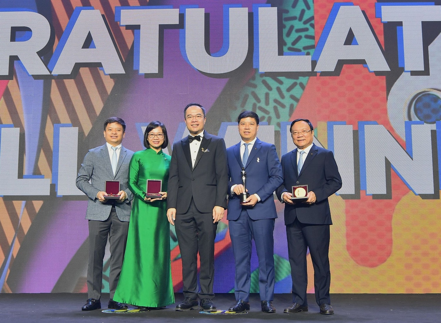 Các đại biểu của Vietcombank chụp ảnh lưu niệm cùng ông William Ng - Tổng Biên tập Tạp chí HR Asia, Chủ tịch Hội đồng đánh giá giải thưởng HRAA. Ảnh: Vietcombank Vietcombank được vinh danh tại tất cả các hạng mục giải thưởng “Nơi làm việc tốt nhất châu Á” năm 2024 -0