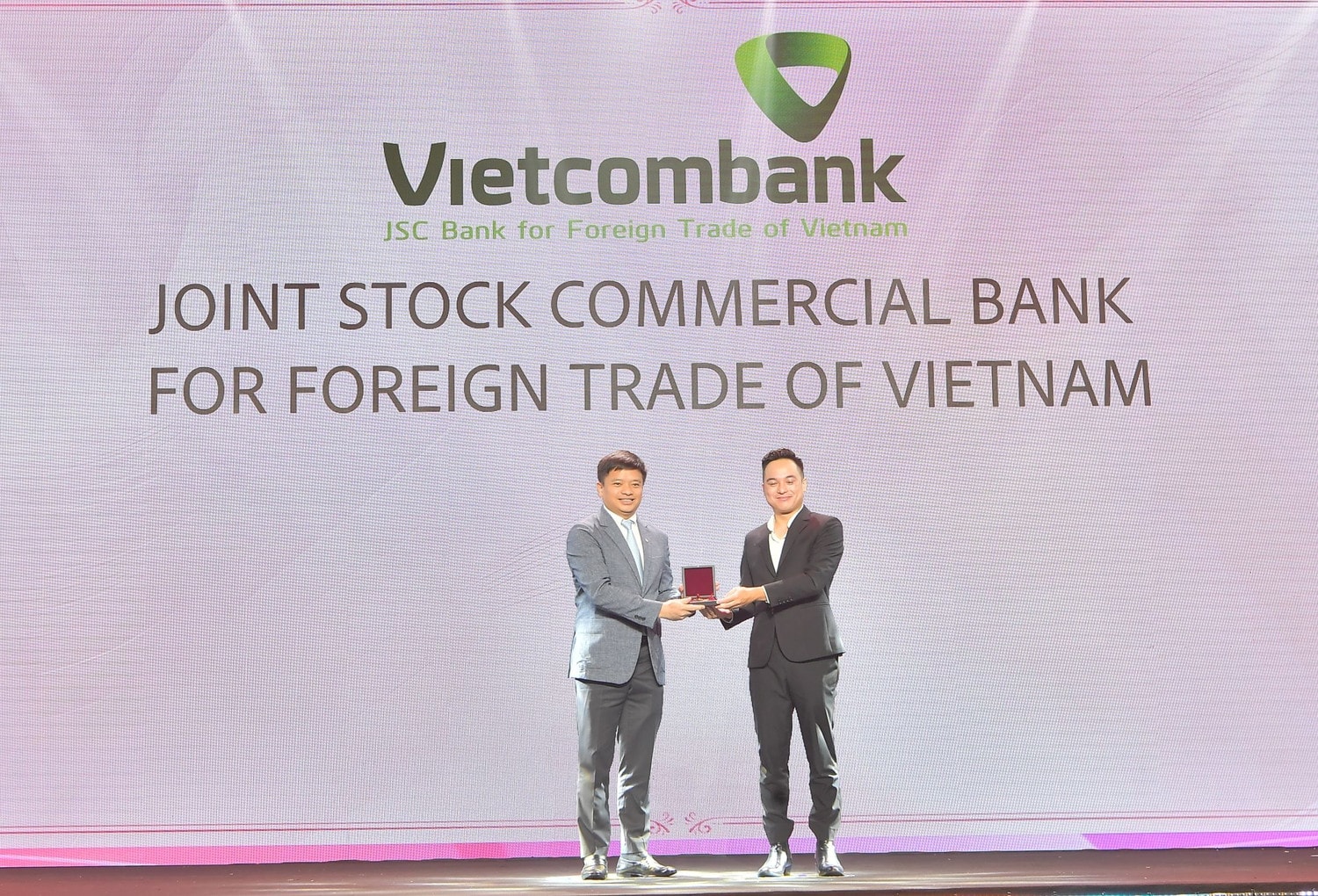 Ông Nguyễn Kiên Hiếu - Phó Trưởng Ban Tổ chức và Nhân sự đại diện Vietcombank nhận giải đặc biệt từ Ban tổ chức. Ảnh: Vietcombank Vietcombank được vinh danh tại tất cả các hạng mục giải thưởng “Nơi làm việc tốt nhất châu Á” năm 2024 -0