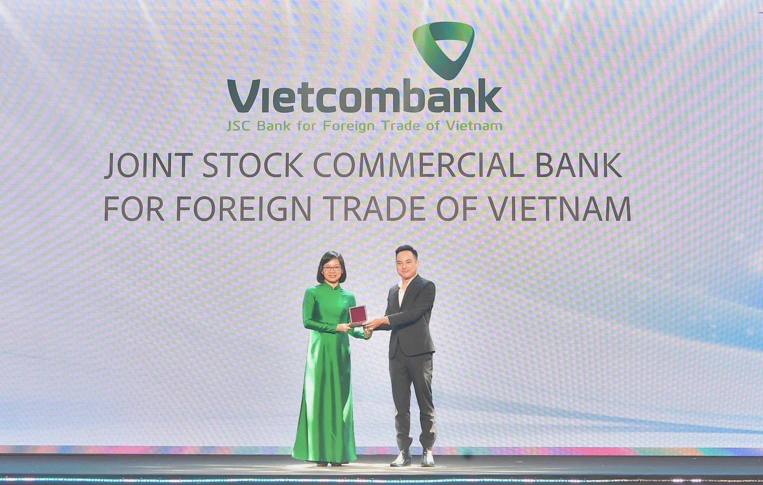 Bà Tô Thị Phương Dung - Trưởng Phòng Chính sách và Kế hoạch nhân sự đại diện Vietcombank nhận giải đặc biệt từ Ban tổ chức. Ảnh: Vietcombank Vietcombank được vinh danh tại tất cả các hạng mục giải thưởng “Nơi làm việc tốt nhất châu Á” năm 2024 -0