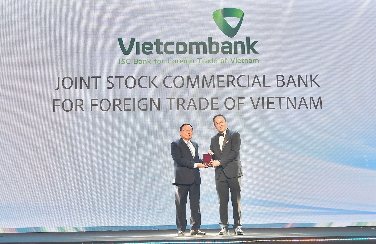 Ông Kiều Hữu Thiện - Giám đốc Trường Đào tạo VCB đại diện Vietcombank nhận giải đặc biệt từ Ban tổ chức. Ảnh: Vietcombank Vietcombank được vinh danh tại tất cả các hạng mục giải thưởng “Nơi làm việc tốt nhất châu Á” năm 2024 -0