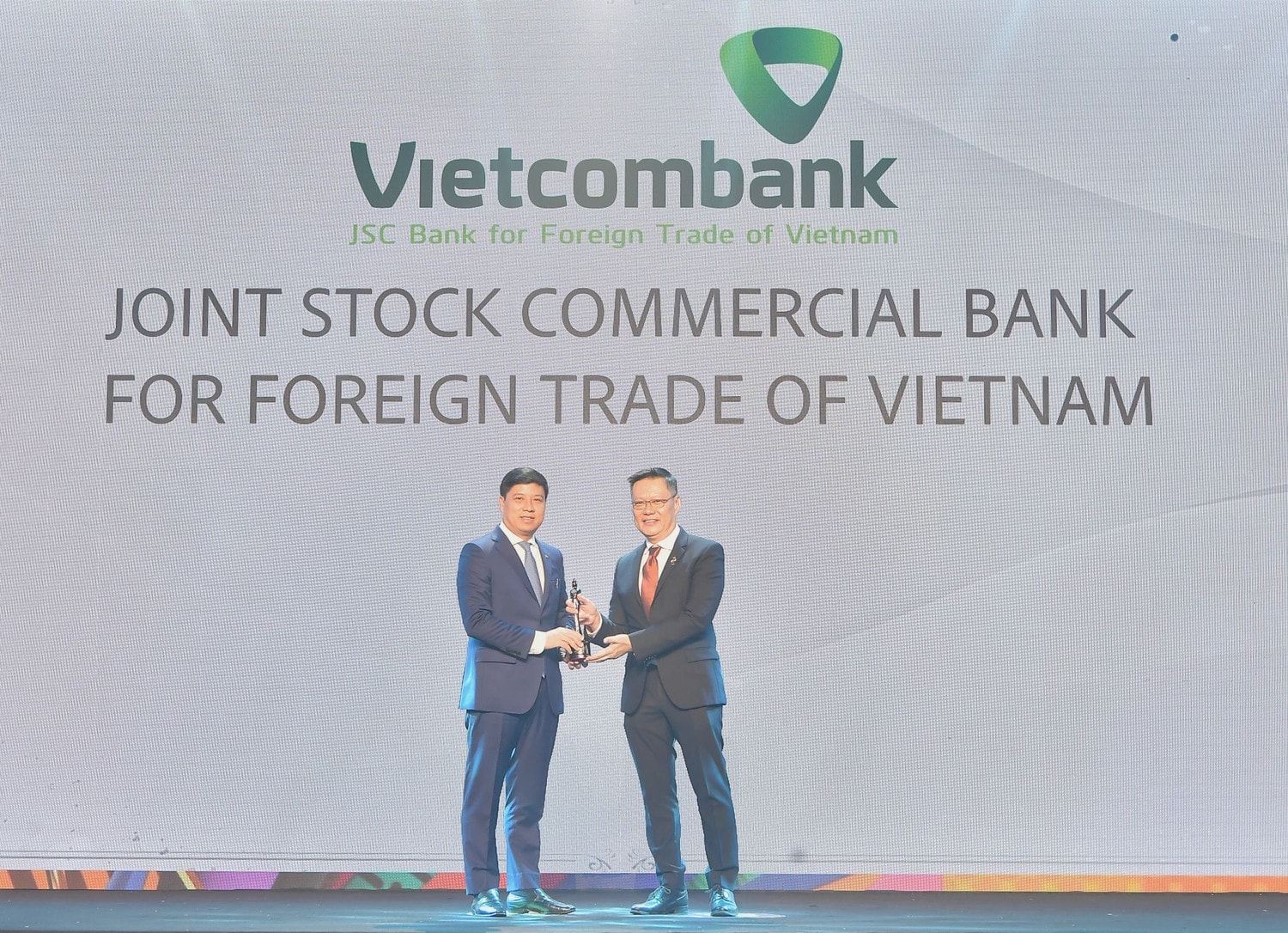 Ông Hồng Quang - Thành viên HĐQT kiêm Giám đốc Khối Nhân sự đại diện Vietcombank nhận cúp vàng "Harmonia" từ Ban tổ chức. Ảnh: Vietcombank Vietcombank được vinh danh tại tất cả các hạng mục giải thưởng “Nơi làm việc tốt nhất châu Á” năm 2024 -0