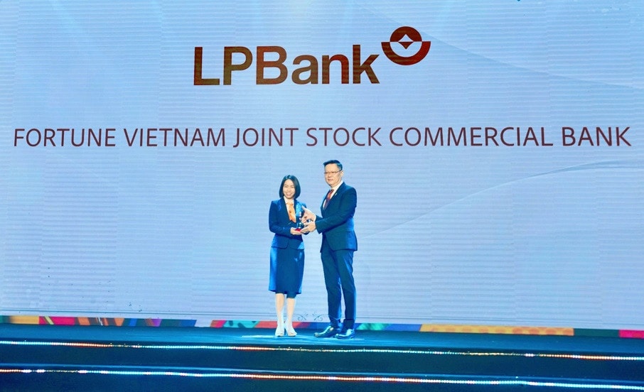 Bà Nguyễn Hồng Nhung, Giám đốc Khối Quản lý Nguồn Nhân lực đại diện LPBank nhận giải thưởng "Nơi làm việc tốt nhất châu Á 2024". Ảnh: LPBank Ngân hàng Lộc Phát Việt Nam được vinh danh là Nơi làm việc tốt nhất châu Á 2024 -0