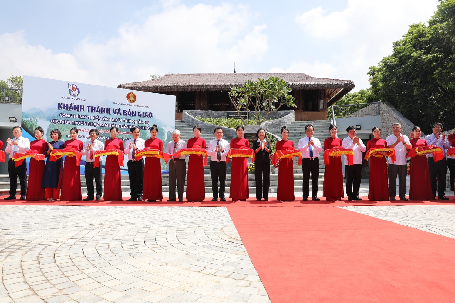 Phó Chủ tịch Quốc hội Nguyễn Thị Thanh cùng các đại biểu thực hiện nghi thức cắt băng khánh thành 