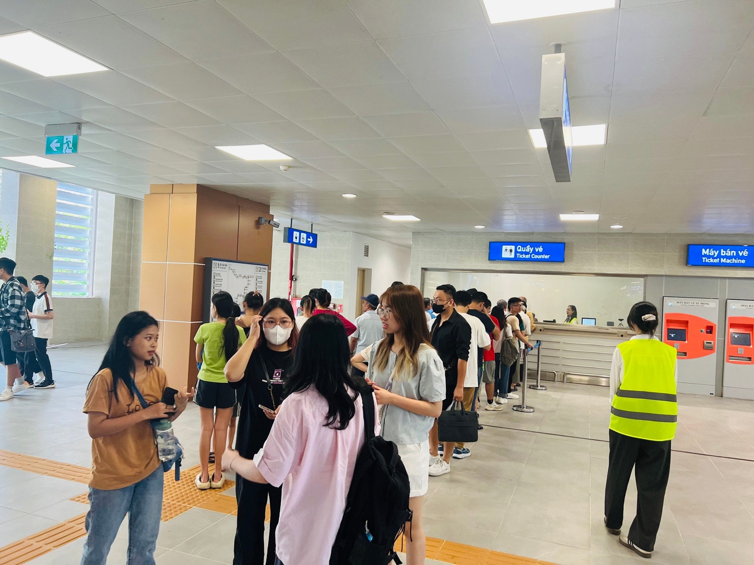 Người dân Thủ đô háo hức trải nghiệm đường sắt đô thị Nhổn - ga Hà Nội -1