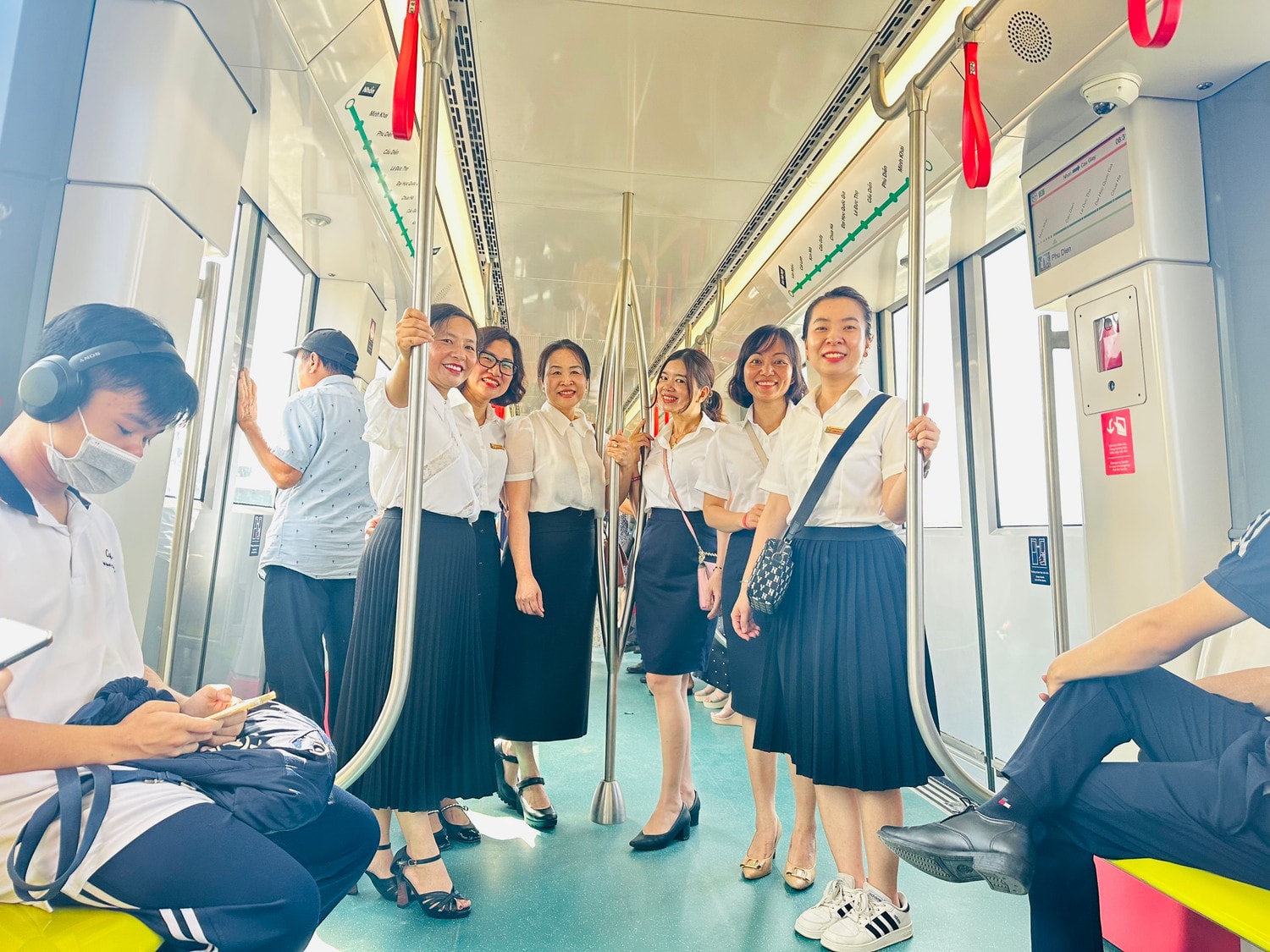 Người dân Thủ đô háo hức trải nghiệm đường sắt đô thị Nhổn - ga Hà Nội -1