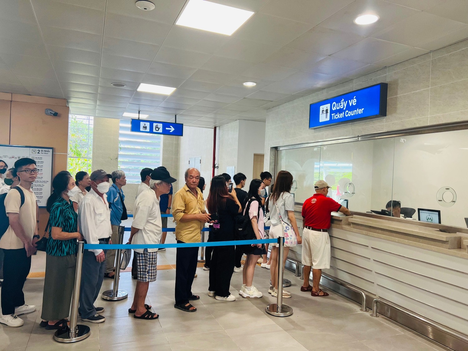 Người dân Thủ đô háo hức trải nghiệm đường sắt đô thị Nhổn - ga Hà Nội -0
