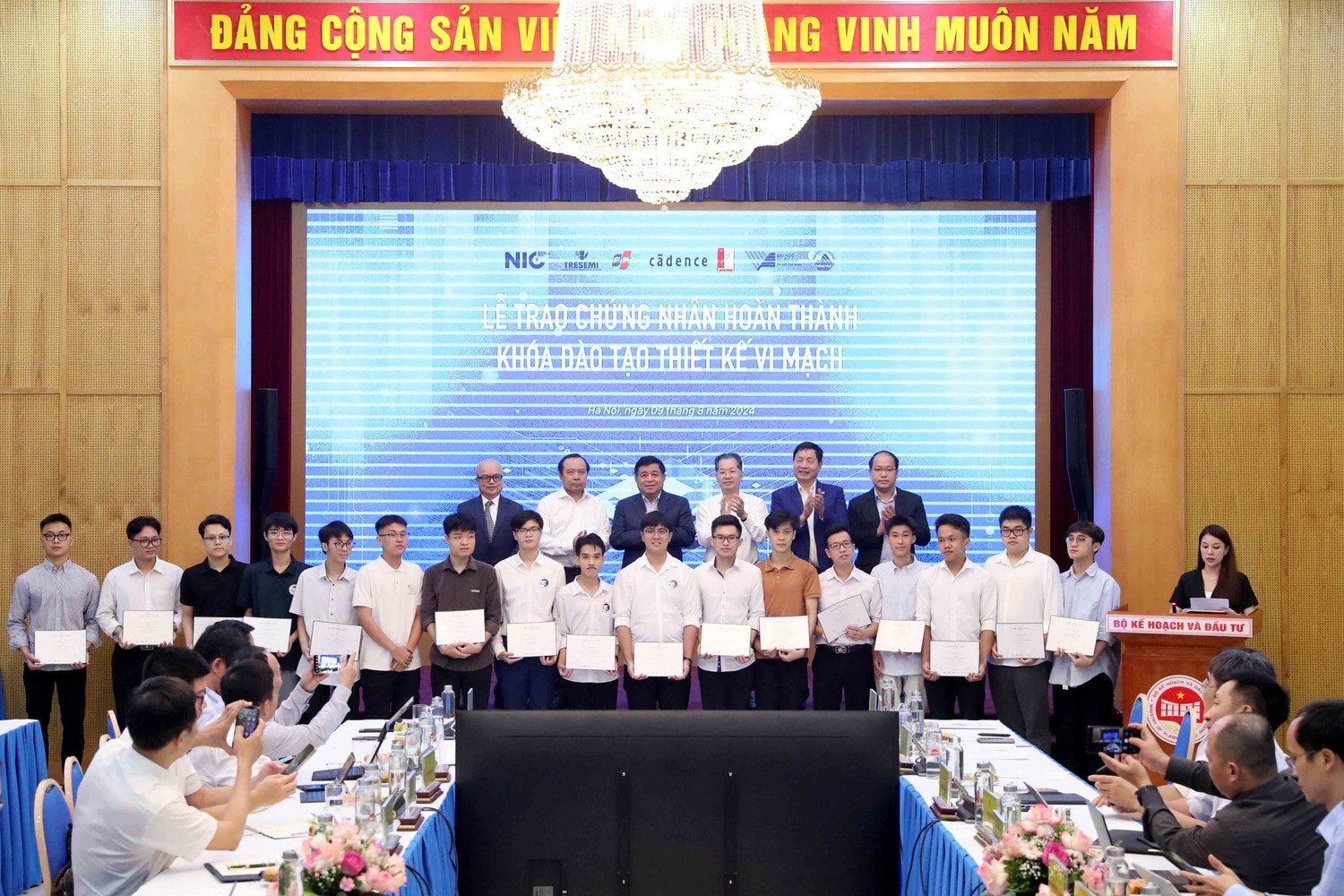 Trao chứng nhận cho các học viên hoàn thành khóa đào tạo thiết kế vi mạch. Ảnh: NIC Gần 1/3 học viên Chương trình đào tạo thiết kế vi mạch được nhận làm việc tại tập đoàn lớn -0