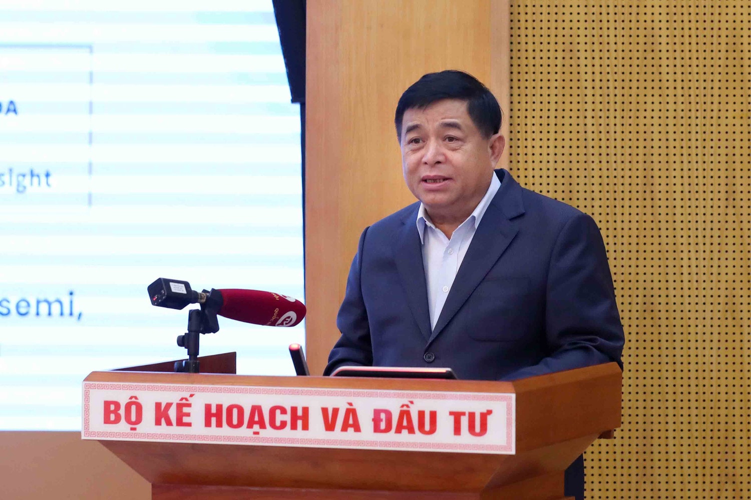 Bộ trưởng Nguyễn Chí Dũng phát biểu tại sự kiện. Ảnh: NIC Gần 1/3 học viên Chương trình đào tạo thiết kế vi mạch được nhận làm việc tại tập đoàn lớn -0