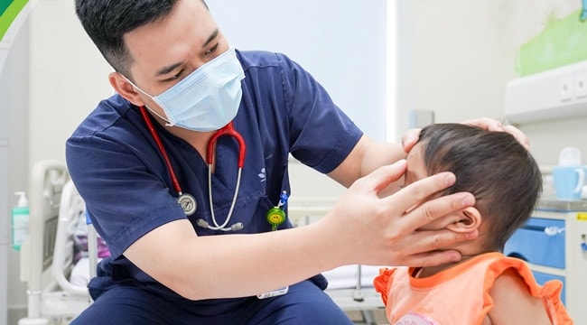 Liên tiếp các vụ trẻ nhập viện do ong vò vẽ đốt -0