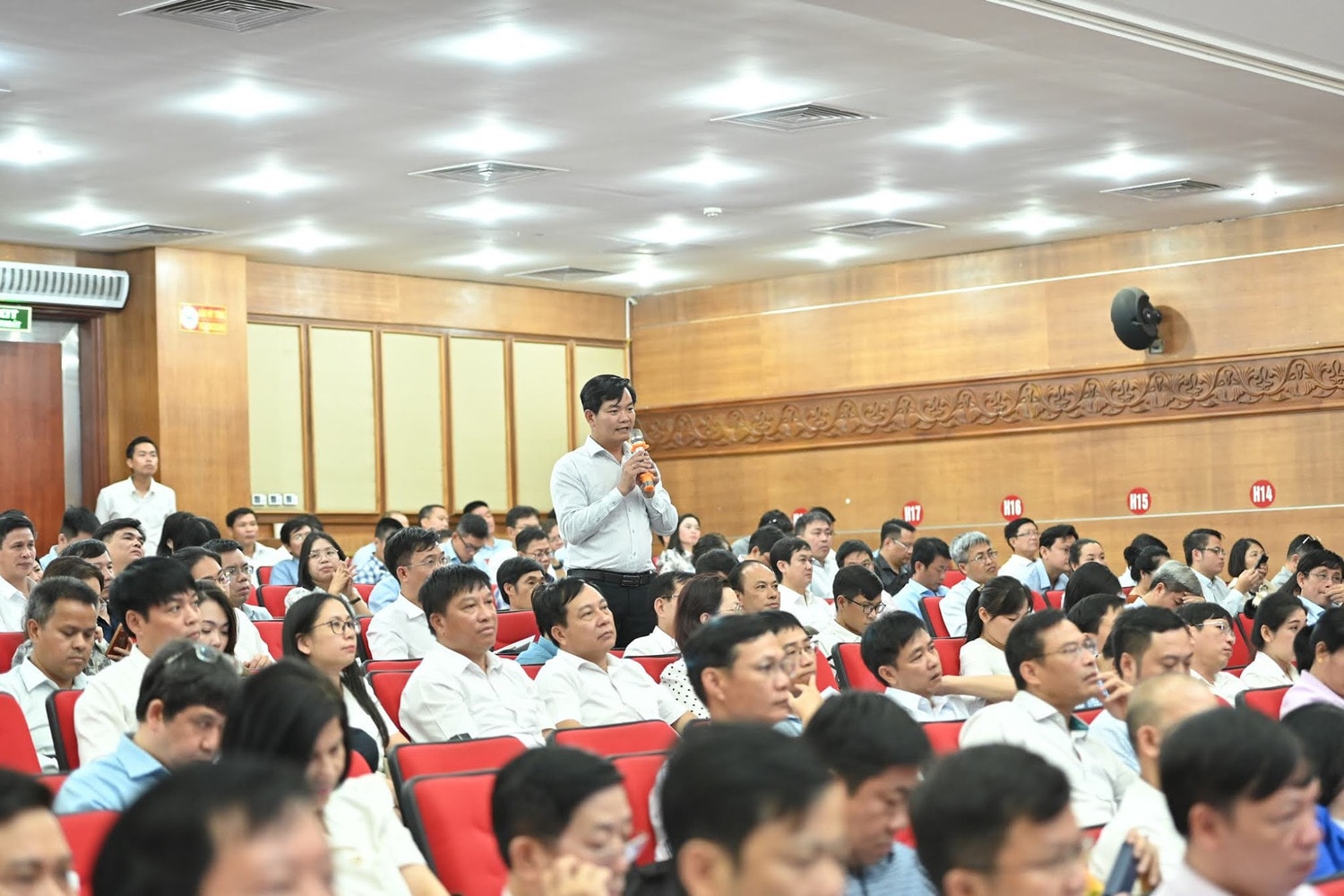 Bộ trưởng Nguyễn Kim Sơn: 