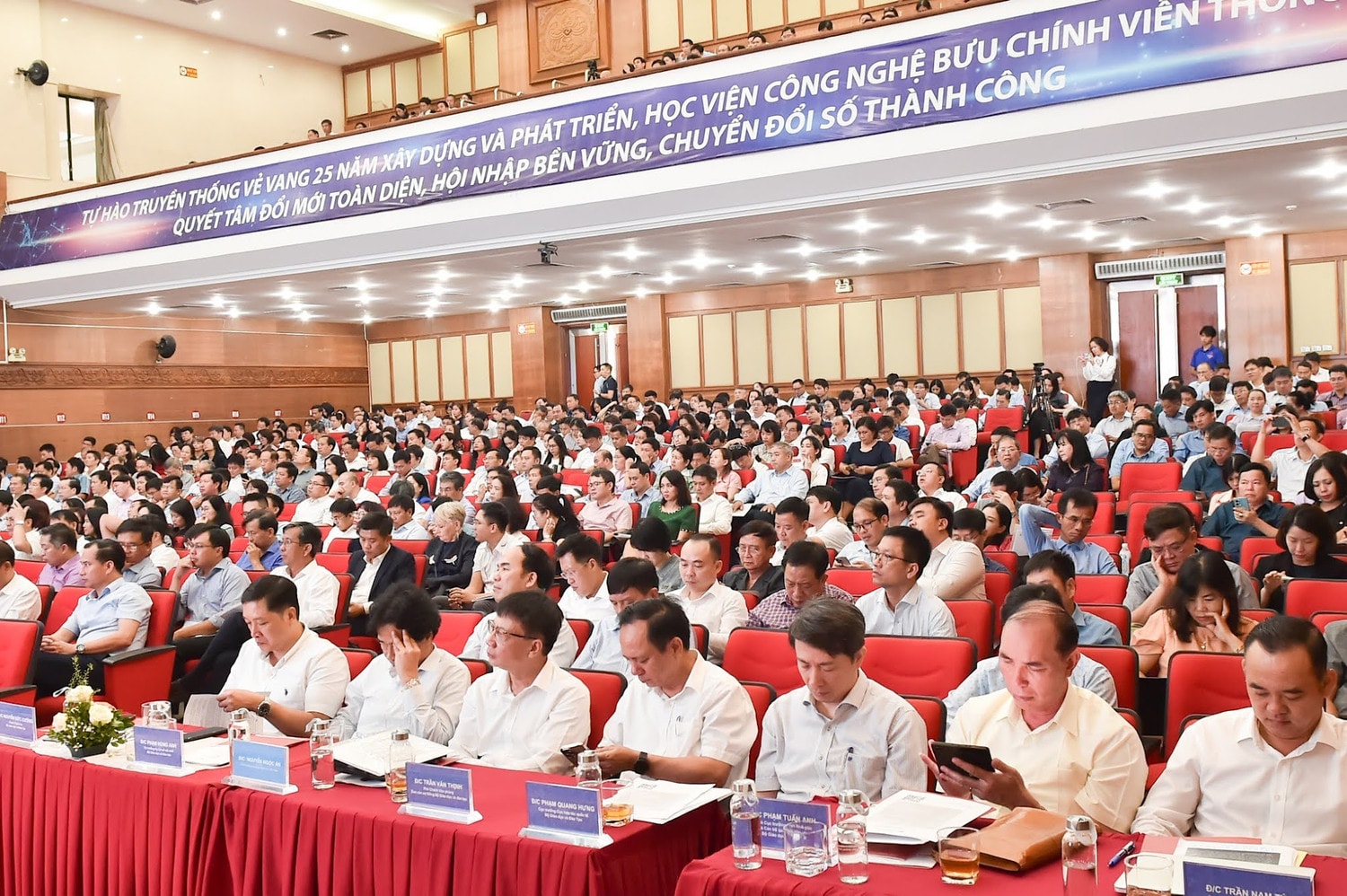 Bộ trưởng Nguyễn Kim Sơn: 
