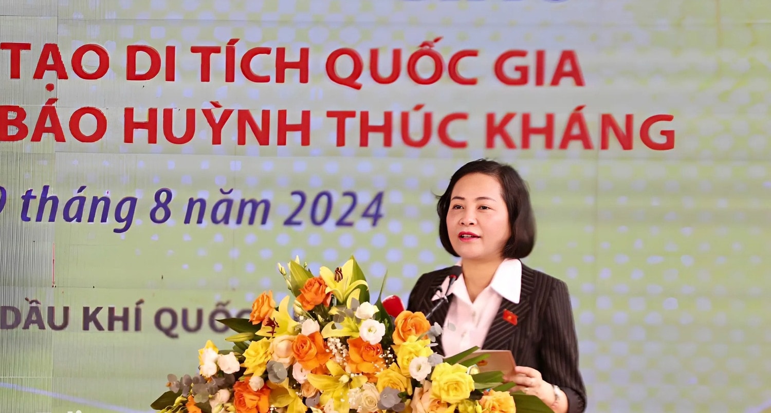 Phó Chủ tịch Quốc hội Nguyễn Thị Thanh và các đồng chí lãnh đạo, đại biểu tham quan Di tích.