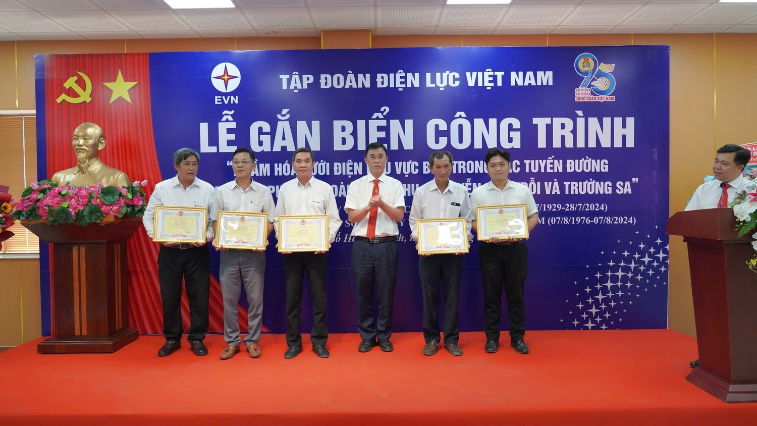 EVNHCMC gắn biển công trình thi đua cấp Công Đoàn Điện lực Việt Nam - 0