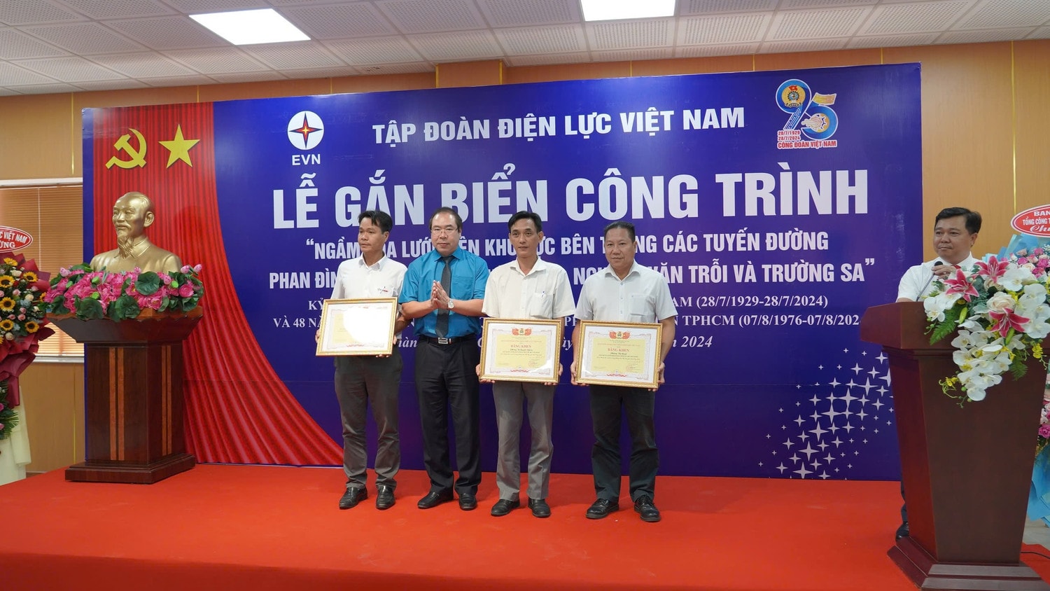 EVNHCMC gắn biển công trình thi đua cấp Công Đoàn Điện lực Việt Nam - 0